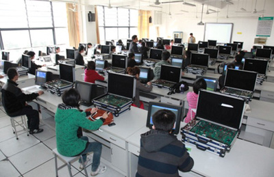 计算机实验中心 技术开发的创新引擎